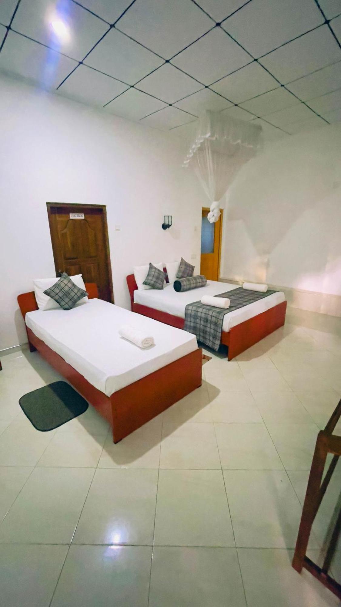 White Eagle Hotel Сігірія Екстер'єр фото